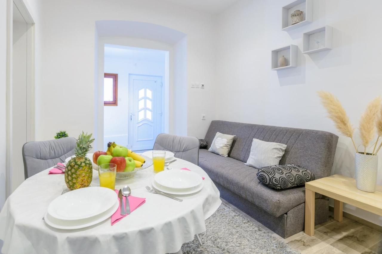 Charming Apartment In Town Center Pula Extérieur photo